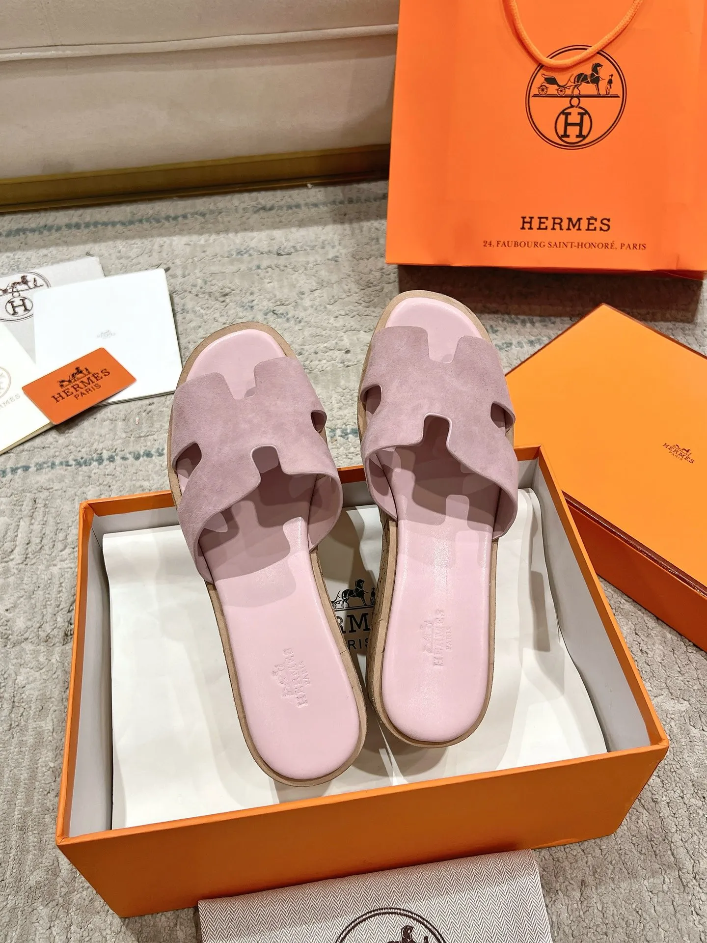 👟👟Ex-factory price 540👟👟 High version of the 2024 spring and summer new HERMES Hermès counter new style. The wedge-heeled Erjiu sandals and slippers, which have been extremely popular recently, are paired with various colorful socks. They are very trendy. Upper: cowhide. Outsole: technological imitation wood sole. Heel height: about 7cm. Size: Female 35-41 (40/41 non-refundable and non-exchangeable)